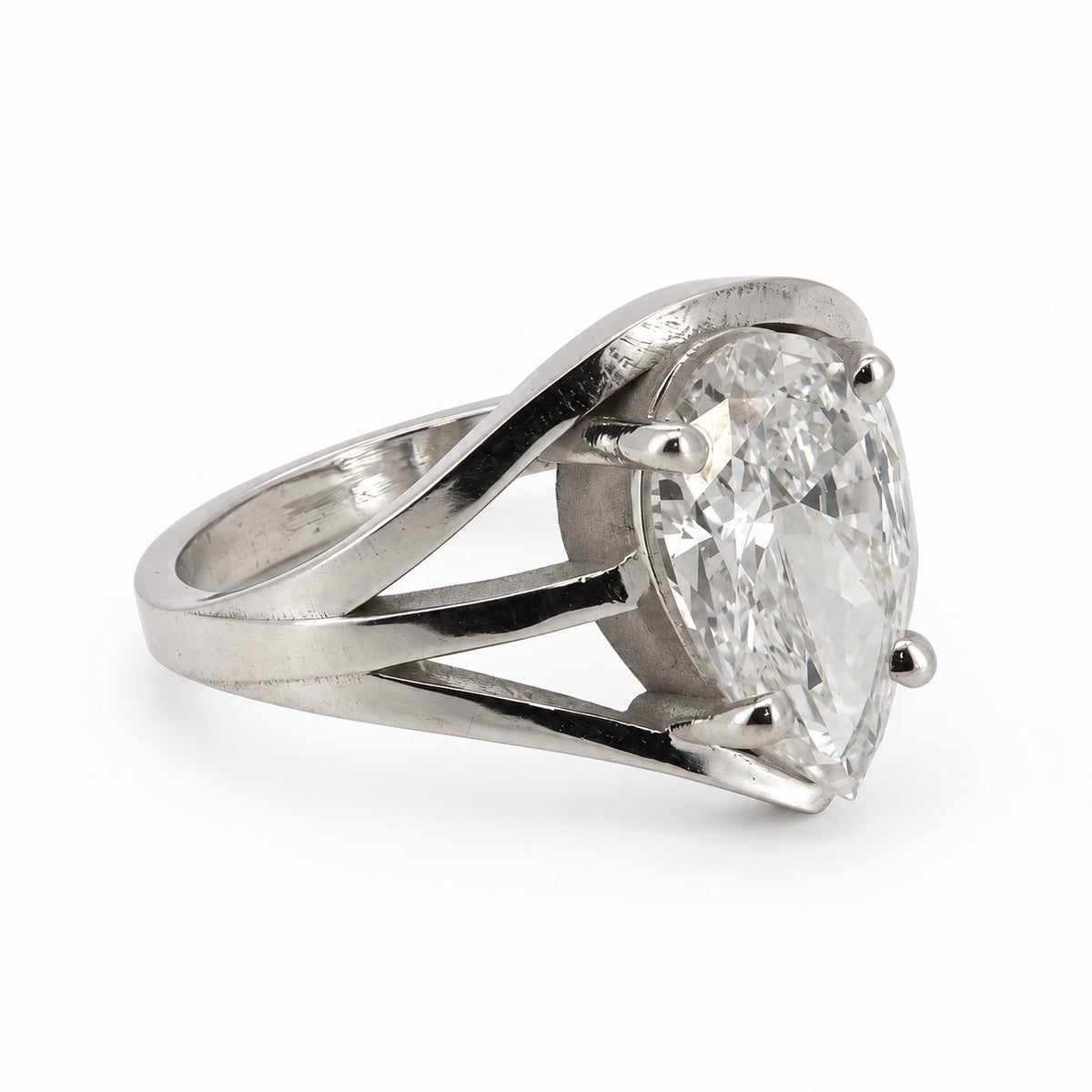 Drop-shaped engagement ring, view 1