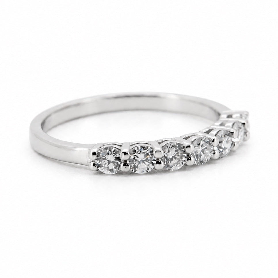 PESO 497062 graduated round-stone band, three-quarter view, 14K white gold #Metal_14K White Gold