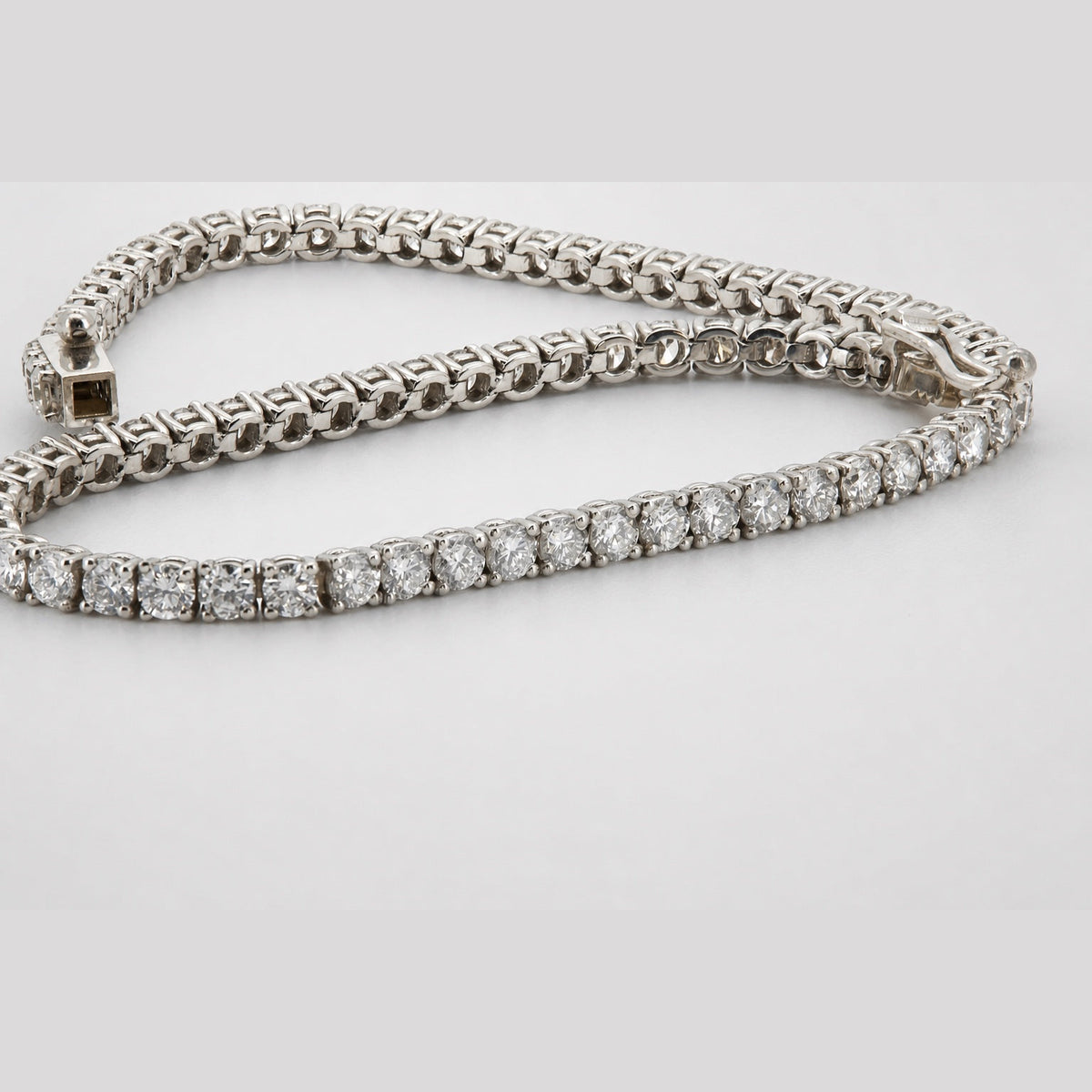 Stone-set tennis bracelet in 14K white gold, arranged in a square homepage composition