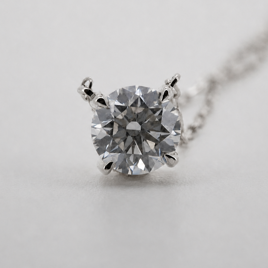 White-gold visualization of the round diamond pendant necklace, front macro view #Metal_14K White Gold